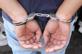 Personas aseguradas por autoridades tras el operativo contra peleas clandestinas de gallos en la colonia Vista Hermosa.