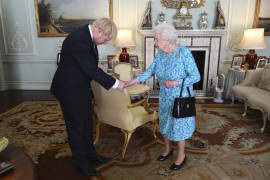 Toma Johnson poder ante la reina Isabel II