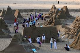 La gente ve esculturas de arena inspiradas en PIXAR en la ciudad de New Taipei, Taiwán. EFE/EPA/Ritchie B. Tongo