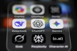Una pantalla de un smartphone que muestra los iconos de las aplicaciones de inteligencia artificial (IA) Deepseek, ChatGPT y Gemini.