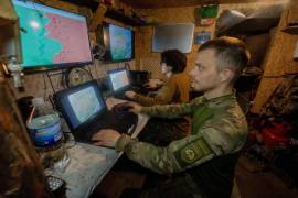 Efectivos de la brigada Khartia de Ucrania comprueban una vista aérea tomada por un dron en el centro de mando de la región de Járkiv, Ucrania.