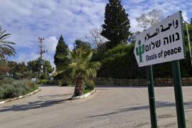Entrada al pueblo de Neve Shalom/Wahat al Salam, escrita en hebreo, en árabe y en inglés, como la gran mayoría de los carteles dentro de la población.