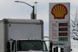 Un camión pasa ante un cartel con precios de gasolina y diésel en una gasolinera el martes 20 de octubre de 2026, en San Francisco.