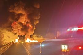 Bomberos y Protección Civil de Arteaga trabajaron durante horas para sofocar el incendio del tráiler en la carretera 57.