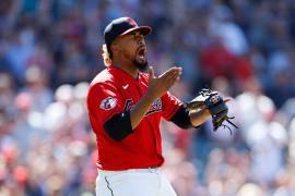 Emmanuel Clase fue detenido en el aeropuerto JFK acusado de manipular lanzamientos para favorecer apuestas deportivas en Grandes Ligas.