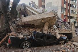 Un vehículo queda aplastado por escombros tras un terremoto que sacudió Cali, Colombia, el lunes 10 de agosto de 2026.