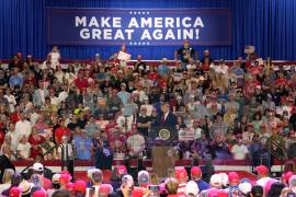 El presidente Donald Trump habla durante un mitin de campaña en el aeropuerto Sioux Gateway, el jueves 22 de octubre de 2026, en Sioux City, Iowa.