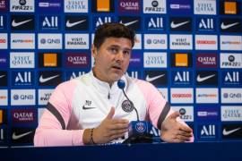 El entrenador del Paris Saint Germain, Mauricio Pochettino, habla con la prensa después de una sesión de entrenamiento en el complejo deportivo Camp des Loges, cerca de París, Francia. EFE/EPA/Christophe Petit Tesson