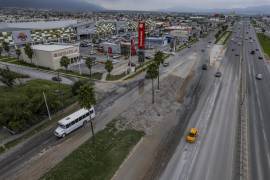 El bulevar Fundadores en Saltillo presentó severas inundaciones tras las lluvias del domingo, dejando vehículos varados en sus laterales a la altura de Mi Plaza Mirasierra.