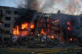 Rescatistas tratan de extinguir un incendio en un edificio residencial tras un ataque ruso en Kiev, Ucrania, el domingo 24 de mayo de 2026.