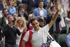 Roger Federer se despide del público tras perder ante Hubert Hurkacz en los cuartos de final del torneo de Wimbledon, el miércoles 7 de julio de 2021.