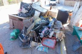 La acumulación de basura obstruye drenajes y representa un riesgo para la salud pública.