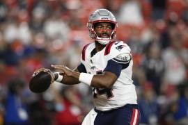 El quarterback Jacoby Brissett de los Patriots tuvo su última titularidad ante los Commanders de Washington.