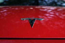 El logo de Tesla en un vehículo en exhibición en Austin, Texas.