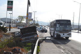 Golpea combi a camioneta y la manda a un arroyo