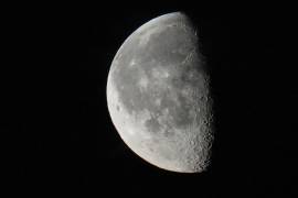 La Luna en cuarto menguante se observa en el cielo nocturno sobre Tallin, la capital de Estonia, el martes 4 de agosto de 2026.