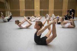 Las niñas asisten a una lección de ballet organizada por la Escuela Preparatoria de Ballet del Teatro Nacional para niños afectados por la guerra en Ucrania, en la Ópera Estatal de Praga, República Checa.