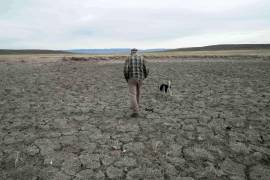 Philip Anderson camina a través de un estanque seco para ganado el 31 de marzo de 2026 en Walden, Colorado.