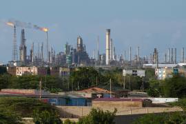 En la imagen flamas de los quemadores de la refinería Amuay, en Los Taques, Venezuela; el 14 de enero de 2026.
