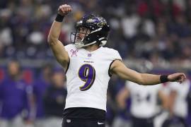 Justin Tucker, pateador de los Baltimore Ravens, campeón del Super Bowl XLVII en 2013, enfrenta acusaciones de acoso sexual por parte de nueve masajistas.