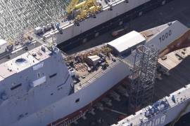 El USS Zumwalt se ve en el astillero Huntington Ingalls en Pascagoula, Mississippi.