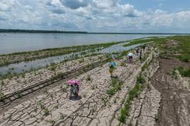 Varias personas caminan por una zona del río Amazonas que muestra signos de sequía en Santa Sofía, en las afueras de Leticia, Colombia, el 20 de octubre de 2024.