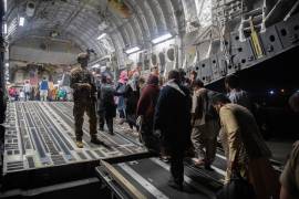 pasajeros afganos a bordo de un C-17 Globemaster III de la Fuerza Aérea de los Estados Unidos durante la evacuación de Afganistán en el Aeropuerto Internacional Hamid Karzai (HKIA), Afganistán. EFE/EPA/MSgt. Donald R. Allen