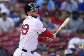 El bateador de los Red Sox hizo historia al vestir las jerseys de dos equipos diferentes en el mismo encuentro.