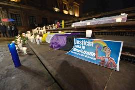 Ayer, sus amigos cercanos en Saltillo mostraron su indignación ante la muerte y realizaron una vigilia en la Plaza Tlaxcala del Centro Histórico de la ciudad.