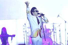 El cantante estadounidense deleitó a sus fanáticos durante la cita musical en la feria poblana.