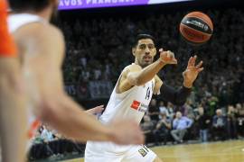 Ayón recibe el MVP tras dar un partidazo con el Real Madrid