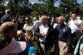 Trump consuela a familias tras paso de Florence