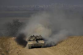 Vehículos blíndados israelíes patrullan en el norte del país luego de los ataques lanzados por milicianos del grupo libanés Hezbolá, apoyado por Irán.