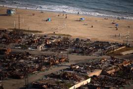 Casas destruidas por el incendio en el barrio de Pacific Palisades de Los Ángeles, California.