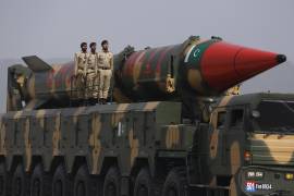 Un misil Shaheen-III fabricado en Pakistán, que es capaz de transportar ojivas nucleares, se muestra durante un desfile militar para conmemorar el Día Nacional de Pakistán, en Islamabad.