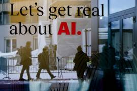 Gente reflejada en una ventana de un hotel en el paseo de Davos en Davos, Suiza. La inteligencia artificial podría utilizarse de forma errónea para difundir afirmaciones engañosas o falsas sobre el Holocausto.