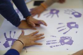 Mujeres privadas de la libertad elaboran pancartas en el Penal de Barrientos, en Estado de México. Aunque no podrán marchar, un grupo de mujeres prepara carteles que este 8M recorrerán las calles.