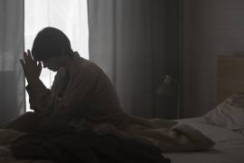 La inmovilidad, el mutismo, las alucinaciones y los murmullos repetitivos despectivos hacia sí mismos son algunos de los síntomas del síndrome de Cotard. Imagen de Freepik