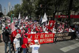 Maestros de la Coordinadora Nacional de Trabajadores de la Educación e integrantes de otros sindicatos marchan por la principales avenidas en la Ciudad de México, México.