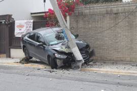 El vehículo quedó completamente destrozado, además de dejar a un amplio sector sin el servicio de electricidad.