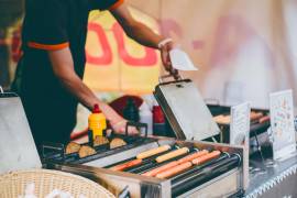 Durante los meses de más calor, la exposición prolongada a temperatura ambiente acelera la proliferación bacteriana en alimentos perecederos y ventas de la vía pública.