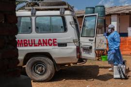 Un trabajador sanitario desinfecta una ambulancia en el centro de tratamiento de Mongbwalu que transportó a un paciente con sospecha de ébola en Mongbwalu, Congo.