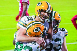 Packers aplastan a los ‘Niners’