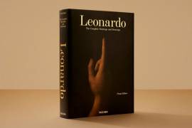“Leonardo” es un libro que recorre la vida y obra del genio del Renacimiento., a través de cientos de dibujos, un estudio detallado de todas sus pinturas y un recorrido por la vida del pintor, escultor, arquitecto e inventor.