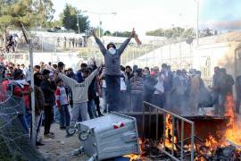 Enfrentamientos entre refugiados y policías en campamento de Lesbos