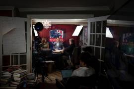 Stephen Bannon graba su podcast con los invitados Nancy Mace (R-S.C.) y Matt Gaetz (R-Fla.) en un estudio en el sótano de su casa en Washington.