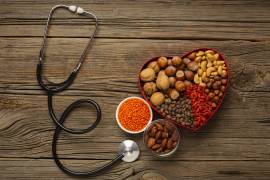 El colesterol se encuentra en lo que consumes diariamente, por lo que es importante mejorar la dieta con alimentos saludables.