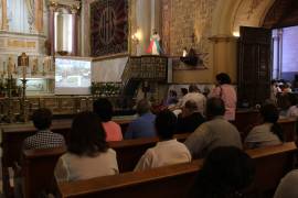 'Presencian' misa a través de pantalla en novenario del Santo Cristo en Saltillo