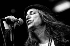 Patti Smith, la madrina del punk, cumple ¡73 años!