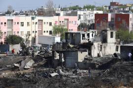 Integrantes del grupo “Manos que ayudan” organizan la colecta para apoyar a las familias damnificadas por el incendio en Lomas del Refugio.